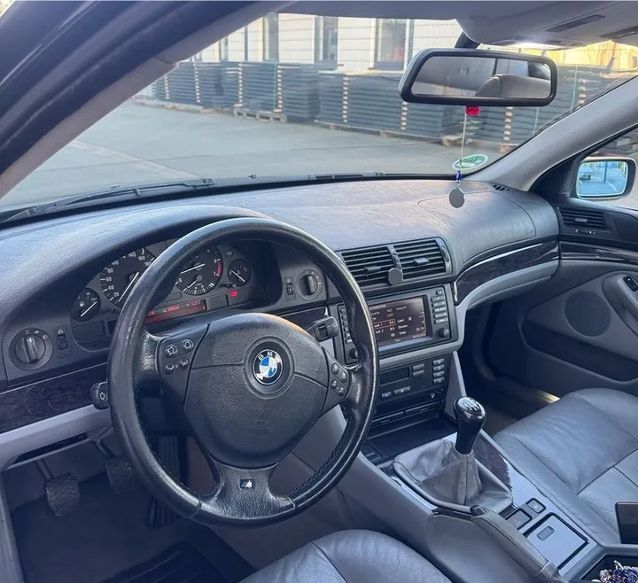 BMW 523