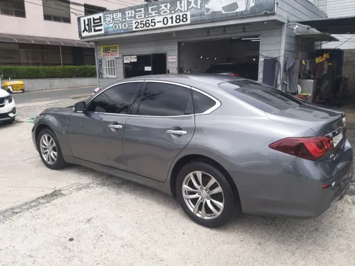 Infiniti Q70