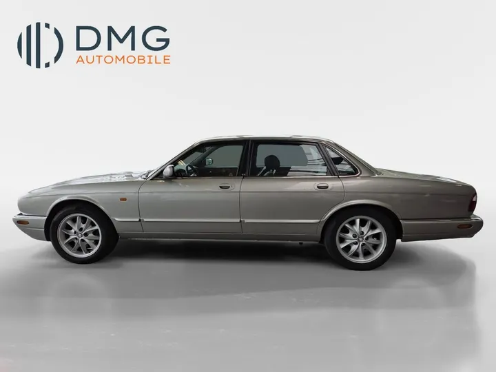 Jaguar XJ8