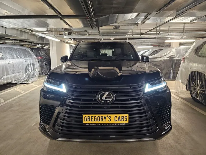 Lexus LX 700