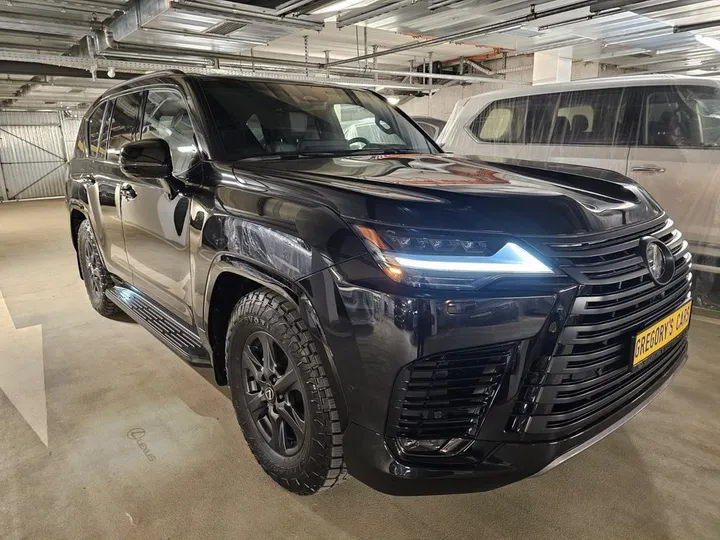 Lexus LX 700