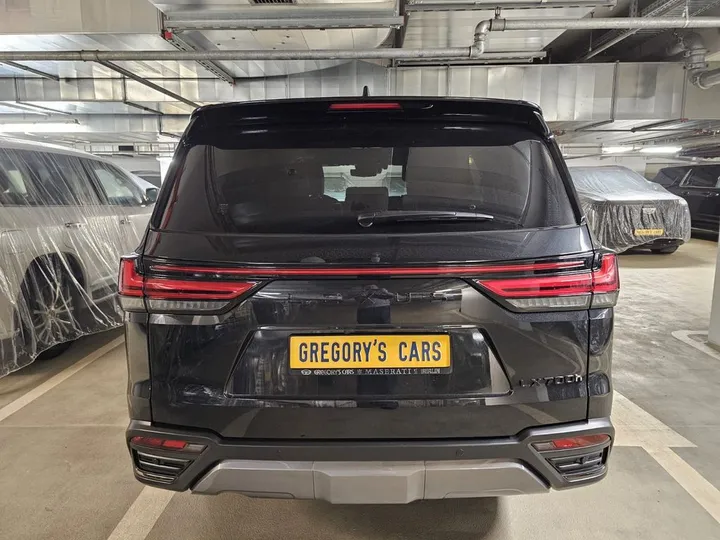 Lexus LX 700