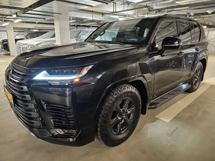 Lexus LX 700