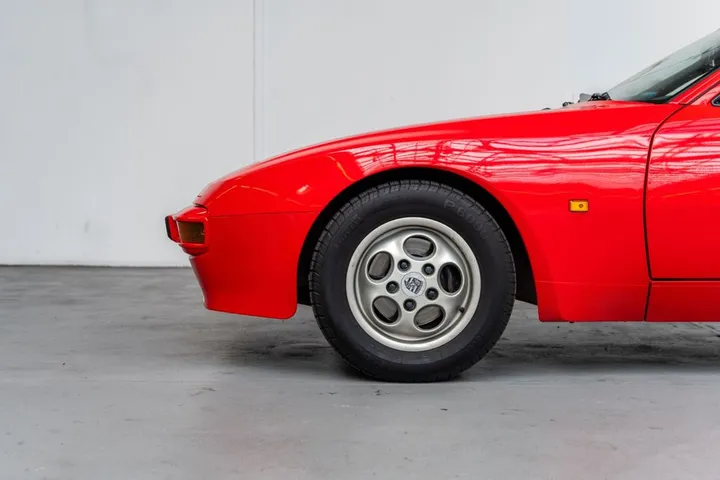 Porsche 944