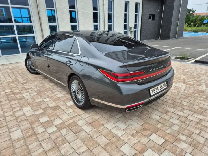Genesis G90
