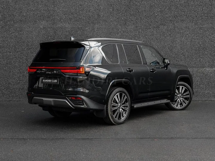Lexus LX 700
