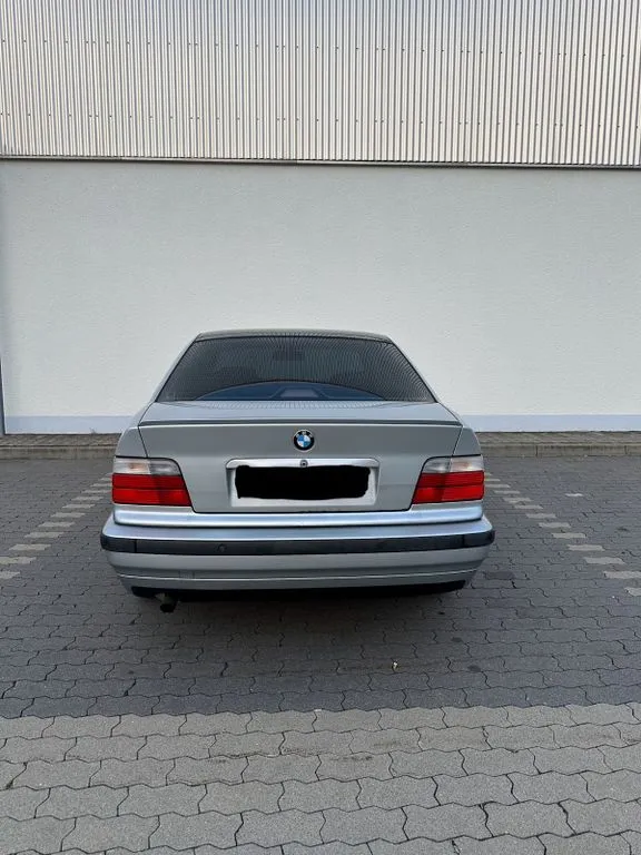 BMW 323
