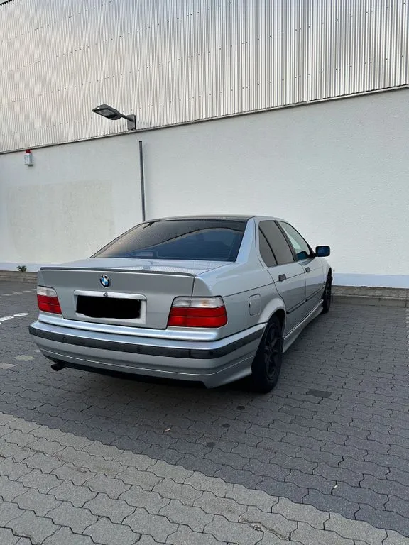 BMW 323