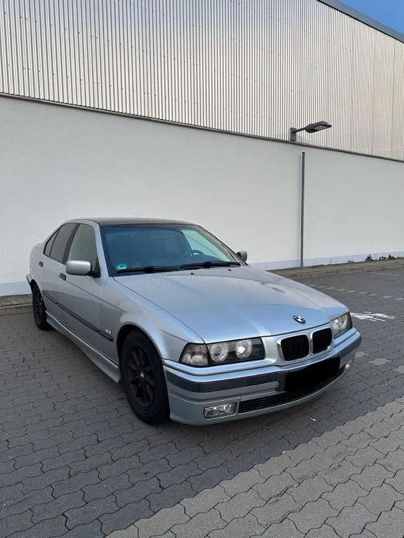 BMW 323