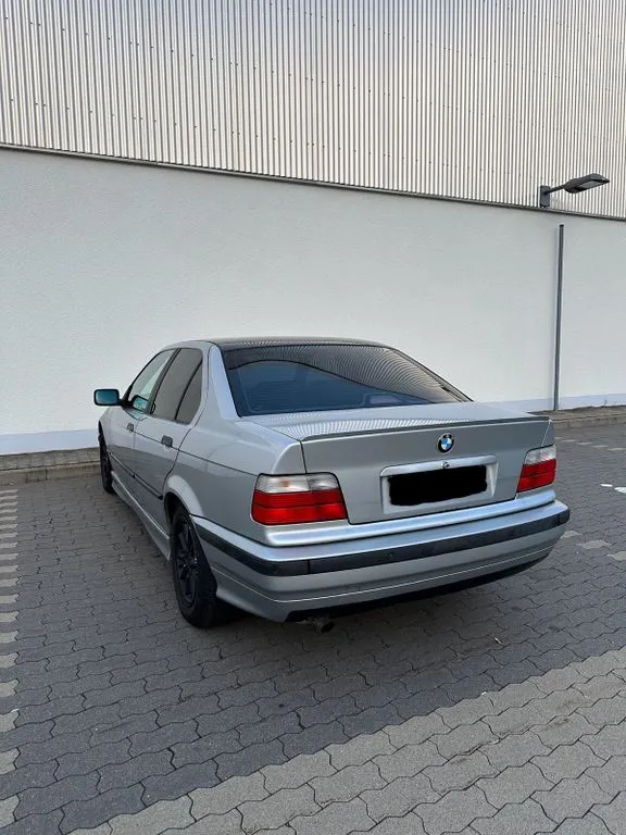 BMW 323