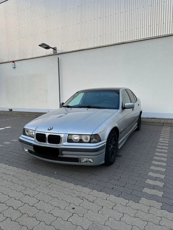 BMW 323