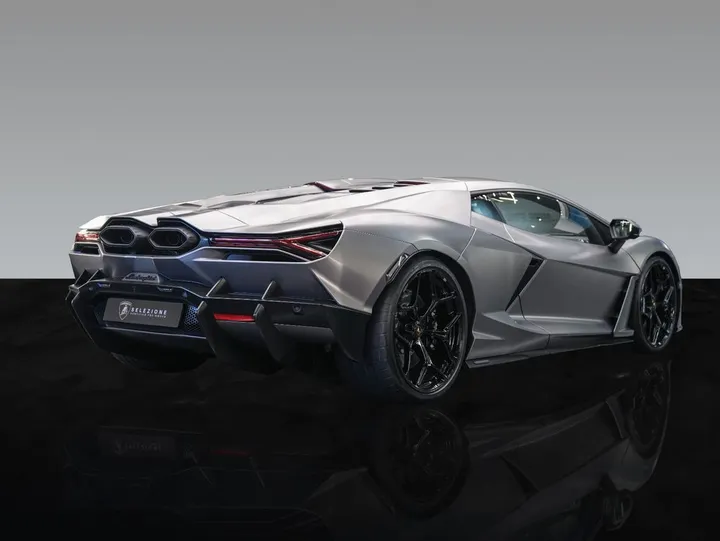 Lamborghini Revuelto