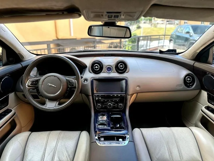 Jaguar XJ