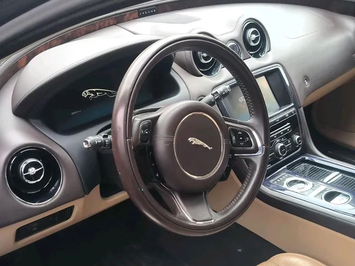 Jaguar XJ