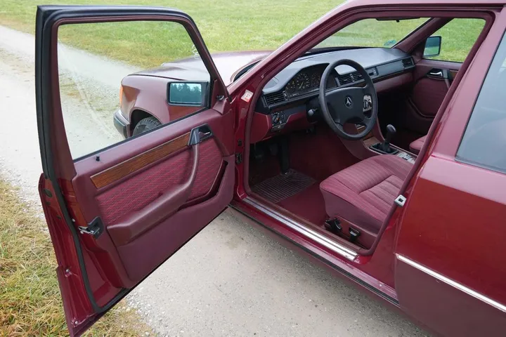 Mercedes-Benz E 230