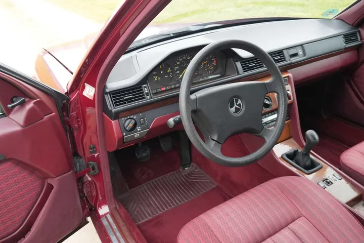 Mercedes-Benz E 230