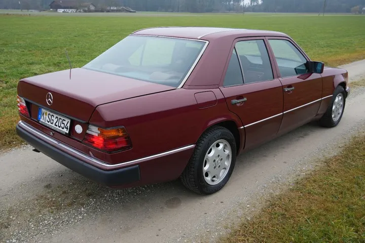 Mercedes-Benz E 230
