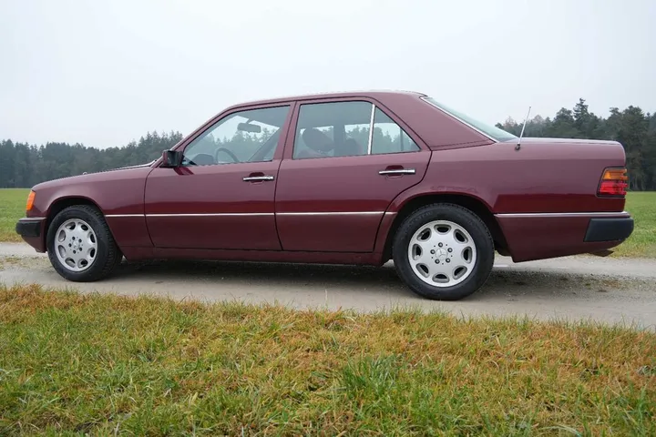 Mercedes-Benz E 230