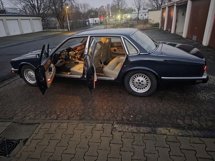 Jaguar XJ40
