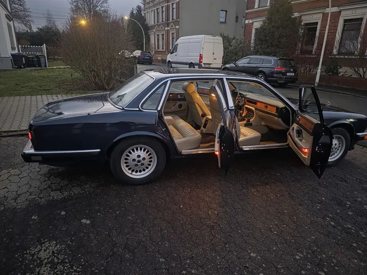 Jaguar XJ40