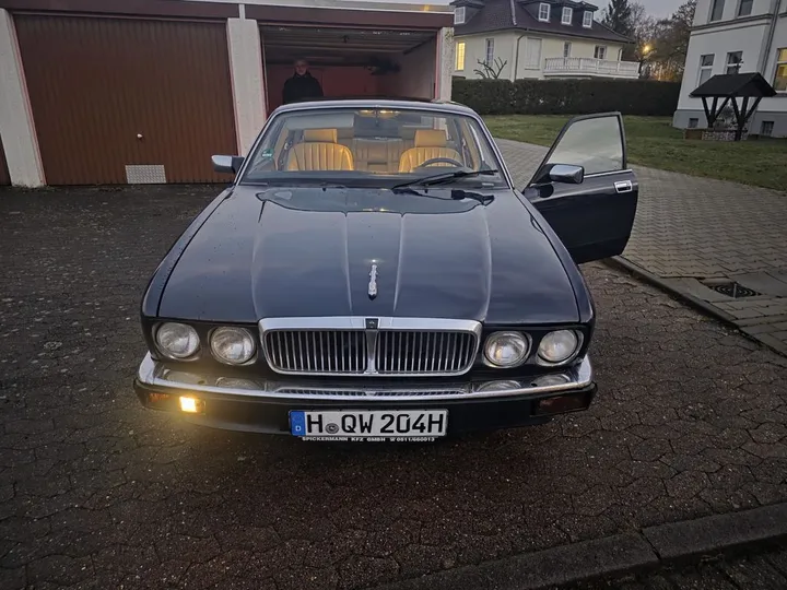 Jaguar XJ40