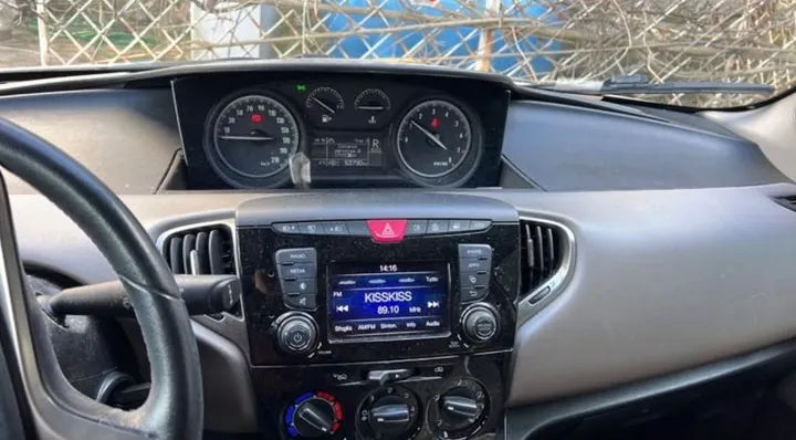 Lancia Ypsilon