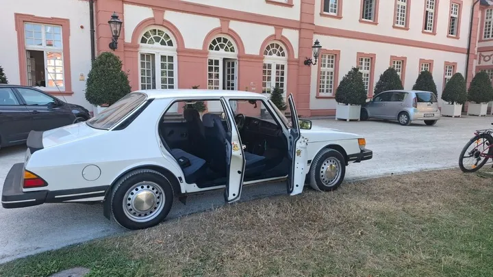 Saab 900