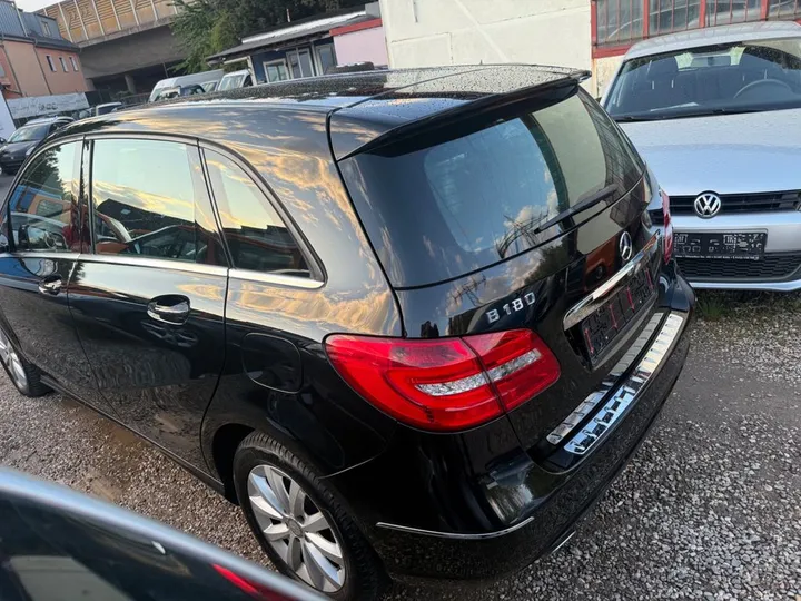 Mercedes-Benz B 180