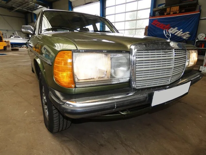 Mercedes-Benz 230