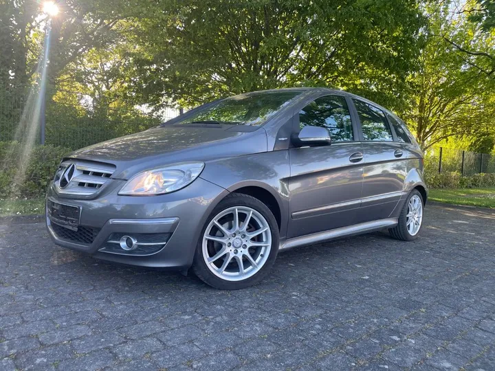 Mercedes-Benz B 180