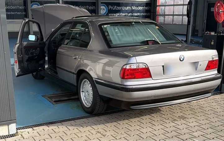 BMW 728
