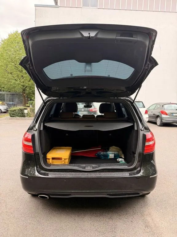 Mercedes-Benz B 180