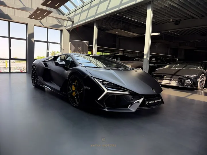 Lamborghini Revuelto