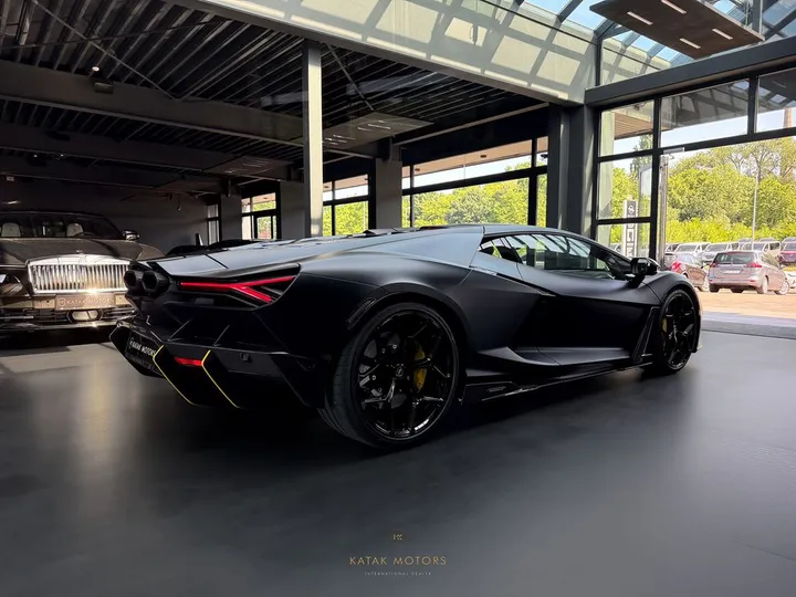 Lamborghini Revuelto