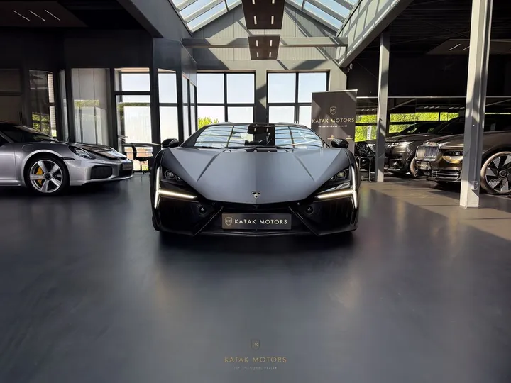 Lamborghini Revuelto