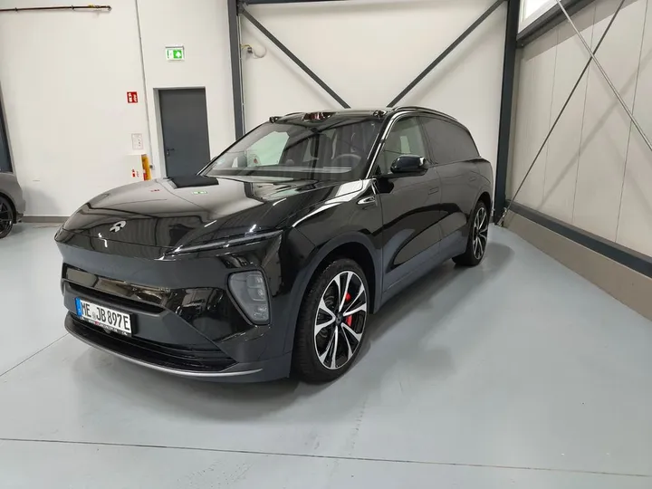 NIO EL8