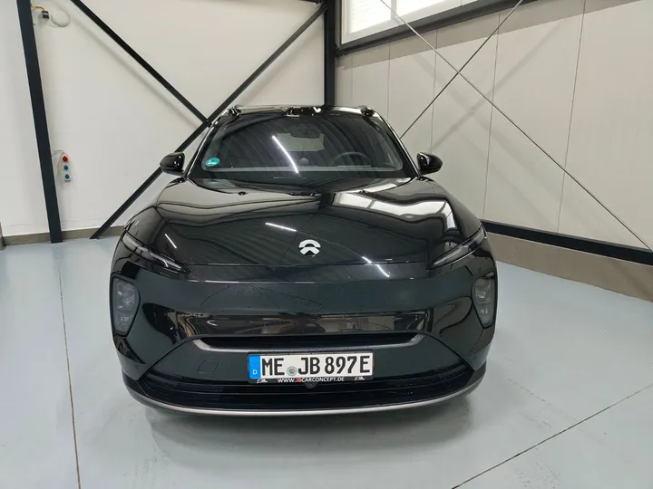 NIO EL8