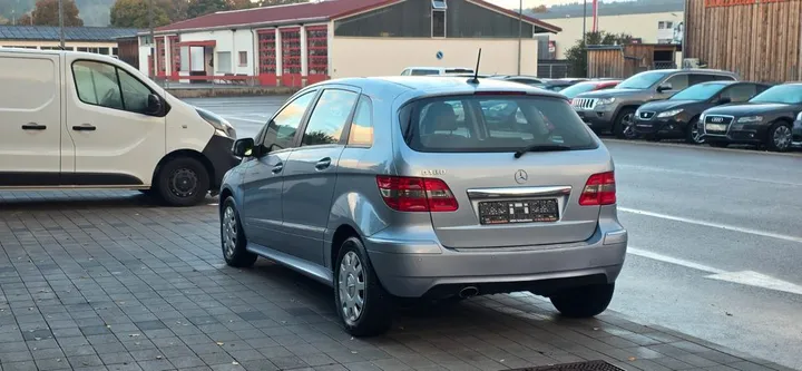 Mercedes-Benz B 180