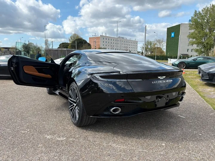 Aston Martin DB12