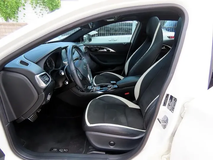 Infiniti Q30