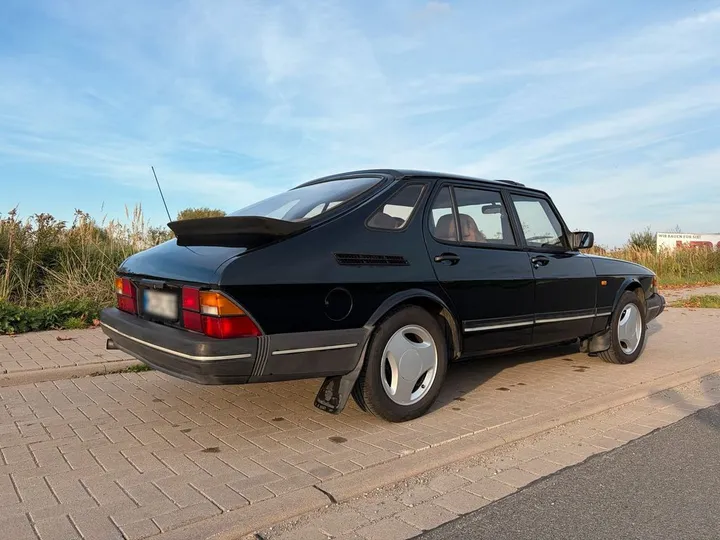 Saab 900