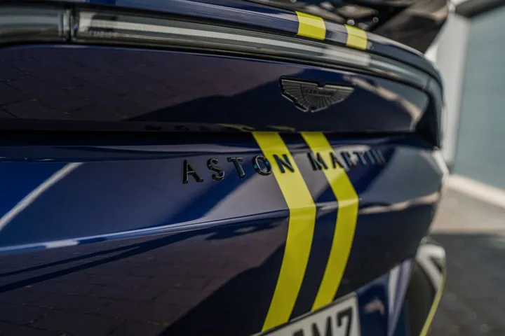 Aston Martin V12 Vantage