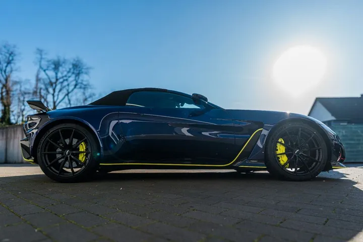 Aston Martin V12 Vantage