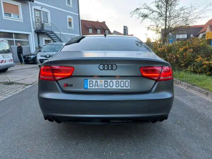 Audi S8