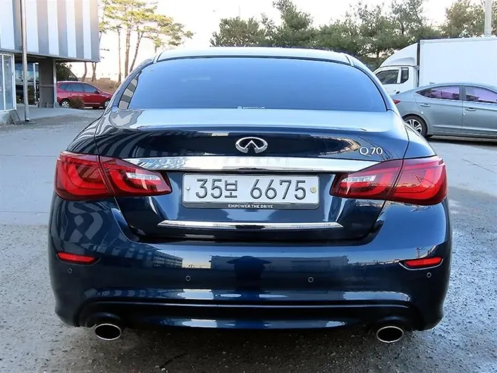 Infiniti Q70