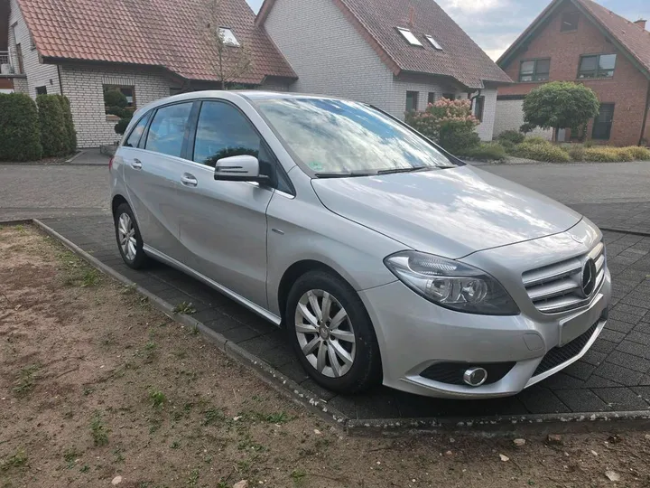 Mercedes-Benz B 180