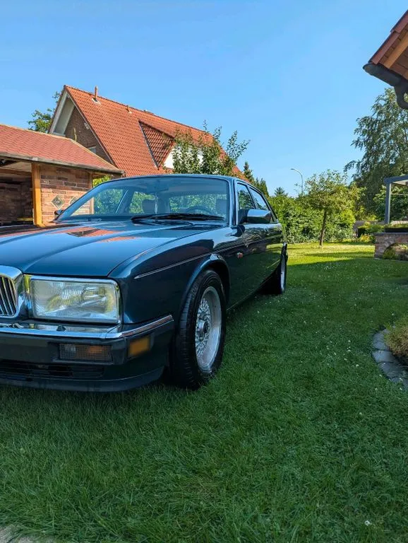 Jaguar XJ40