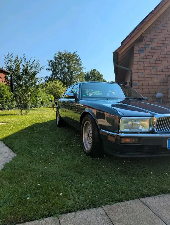 Jaguar XJ40