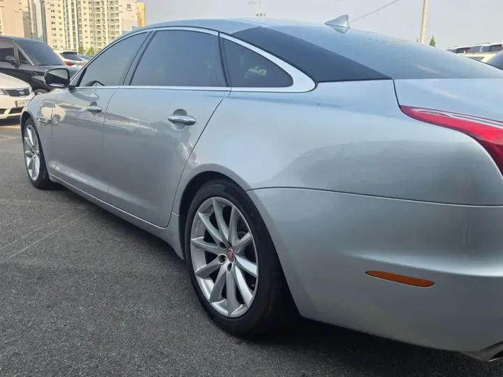 Jaguar XJ