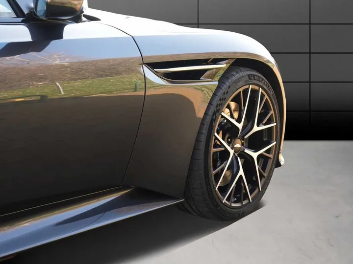 Aston Martin DB12